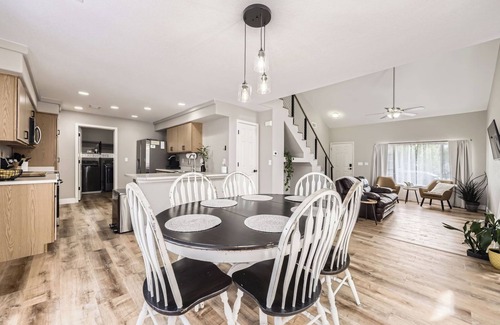 Green Valley Ranch Casa | Relaxing Retreat Near Airport-Hot Tub-Fire Pit