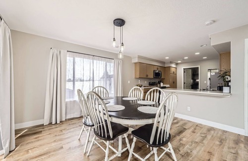 Green Valley Ranch Casa | Relaxing Retreat Near Airport-Hot Tub-Fire Pit