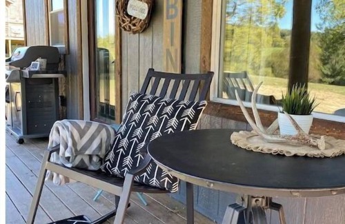 College Grove Casa | Relaxing Retreat, Farm Fresh Eggs & Pond Sunsets