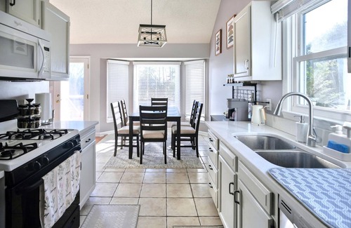 Apex Casa | Relaxing Retreat with Private Saltwater Pool – Spacious & Serene