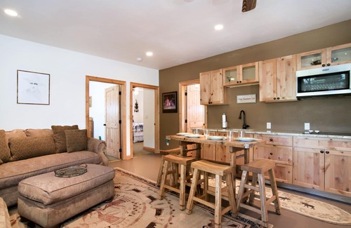 Glenwood Springs Apartamento | Relajante al borde del río Apt. Con Pesca Privada y Acceso a Botes! ¡Locacion central!