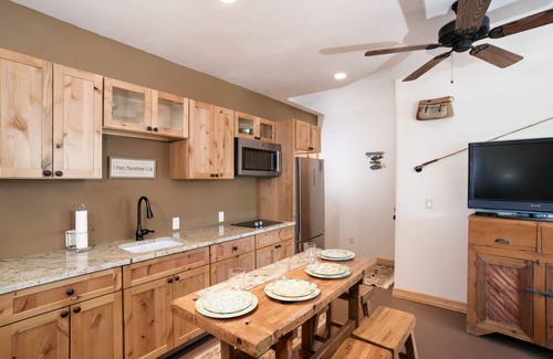 Glenwood Springs Apartamento | Relajante al borde del río Apt. Con Pesca Privada y Acceso a Botes! ¡Locacion central!