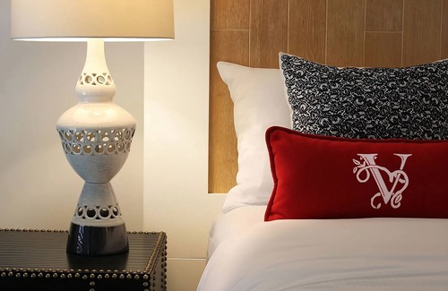 San Jose Hotel | Relaxing Room in Covetable Santana Row! W/ Valet Parking, Outdoor Pool!