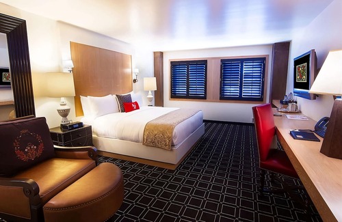 San Jose Hotel | Relaxing Room in Covetable Santana Row! W/ Valet Parking, Outdoor Pool!