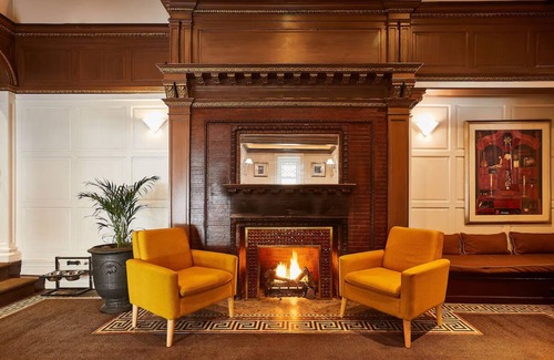 Washington Square West Hotel | Relaxing Room in Historic Philly Close to to Downtown | Free Breakfast