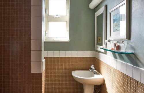 Washington Square West Hotel | Relaxing Room in Historic Philly Close to to Downtown | Free Breakfast