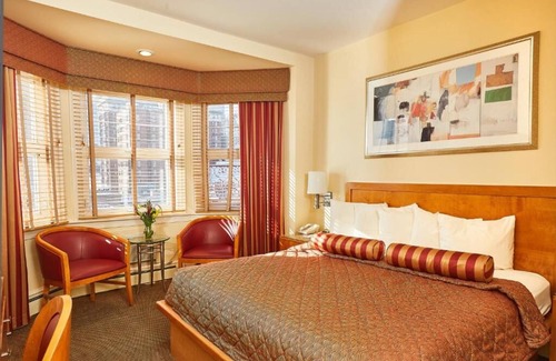Washington Square West Hotel | Relaxing Room in Historic Philly Close to to Downtown | Free Breakfast
