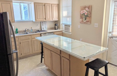 Cumberland Apartamento | Relaxing Rustic Oasis II - 6 min walk to Downtown! Cyclist Welcomed!