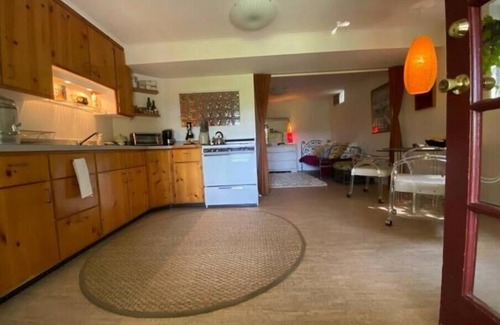 New Paltz Apartamento | Relaxing Spa Retreat, Outdoor Hot Tub & Sauna, Gorgeous View, Walk to Village