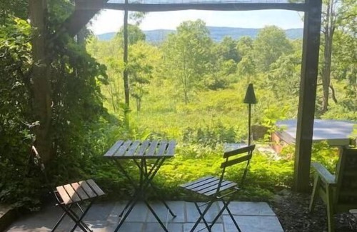 New Paltz Apartamento | Relaxing Spa Retreat, Outdoor Hot Tub & Sauna, Gorgeous View, Walk to Village
