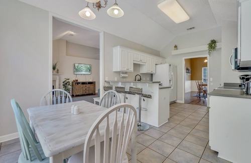 Savannah Casa | Relaxing & spacious 4BR home, fire pit & private fenced in backyard