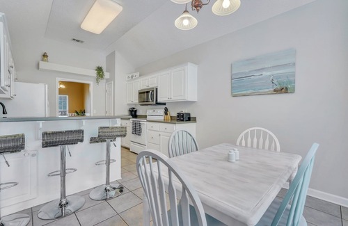 Savannah Casa | Relaxing & spacious 4BR home, fire pit & private fenced in backyard