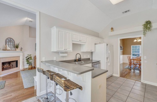 Savannah Casa | Relaxing & spacious 4BR home, fire pit & private fenced in backyard