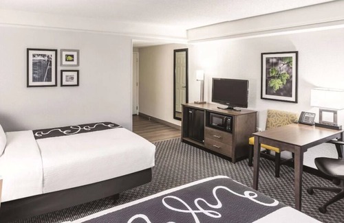 Woodlands Village Casa | Relaxing Stay! 2 Comfortable Units, Free Breakfast, Pool, Pets Allowed