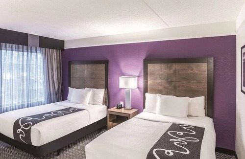 Woodlands Village Casa | Relaxing Stay! 2 Comfortable Units, Free Breakfast, Pool, Pets Allowed