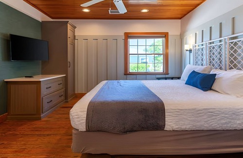 Captiva Hotel | Relaxing Stay! Beach View Cottage w/Porch | Onsite Outdoor Pools | Free Parking