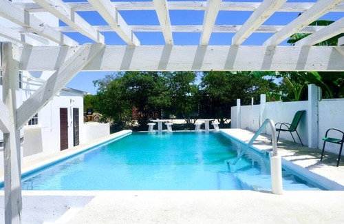 Ciudad de Belice Apartamento | Relaxing Studio w SeaView Pool & Deck near Airport
