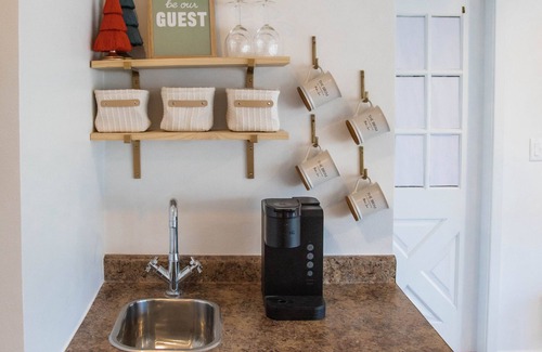 Elkader Apartamento | Relaxing Suite A “The Sweetest Suites on the River” on Historic Main Street