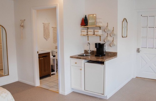 Elkader Apartamento | Relaxing Suite A “The Sweetest Suites on the River” on Historic Main Street