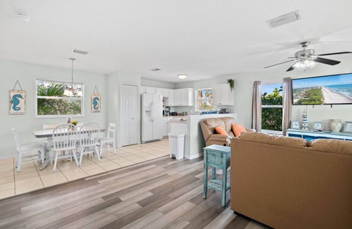 Indialantic Casa | Relaxing Townhome 3 BR 2 BA Steps from the Beach