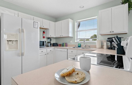 Indialantic Casa | Relaxing Townhome 3 BR 2 BA Steps from the Beach