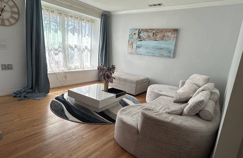 Los Altos Casa | Relaxing townhome in lively Long Beach
