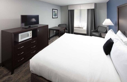 Sequim Complejo | Relaxing Vacation in Red Lion Inn & Suites Sequim! Pool, Free Breakfast