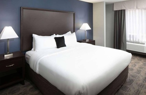 Sequim Complejo | Relaxing Vacation in Red Lion Inn & Suites Sequim! Pool, Free Breakfast