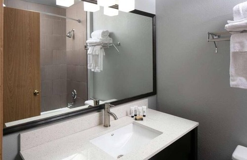 Sequim Complejo | Relaxing Vacation in Red Lion Inn & Suites Sequim! Pool, Free Breakfast