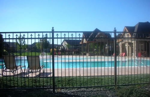 Meridian Casa | ¡Especialistas en reubicación, piscina comunitaria, cerca de todo en Treasure Valley!