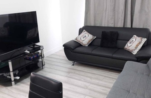 River Casa | Remaj Service Accommodation 3 Bedrooms, 6 Beds Sleep 7