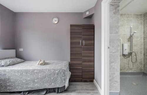 Basildon Apartamento | Remaj Serviced Accommodation, sleeps 7 & free parking
