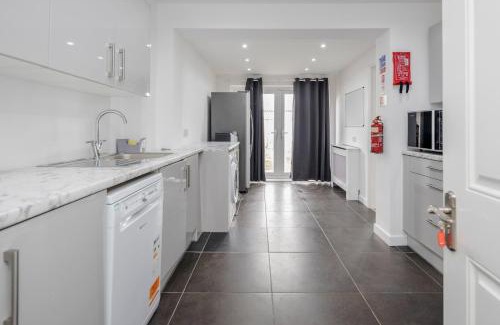 Basildon Apartamento | Remaj Serviced Accommodation, sleeps 7 & free parking