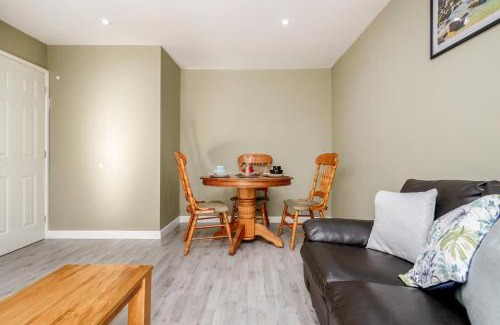 Basildon Apartamento | Remaj Serviced Accommodation, sleeps 7 & free parking