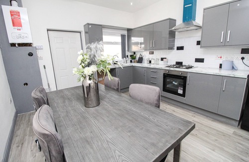 Bradford Casa | Remarkable 4-Bed House in Bradford