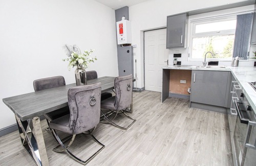 Bradford Casa | Remarkable 4-Bed House in Bradford