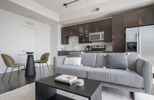 Waller Creek District Apartamento | Remarkable Downtown 1BR w/ Gym, Pool & Deck, nr Capitol, by Blueground
