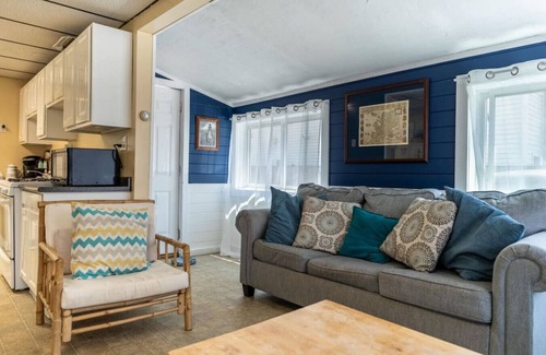 Irving Casa | Remi-Loo's Bay Escape: Cottage in Sunset Bay
