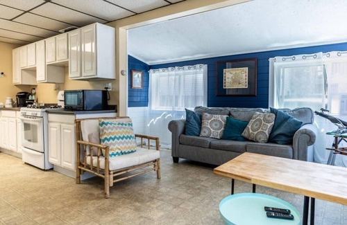 Irving Casa | Remi-Loo's Bay Escape: Cottage in Sunset Bay