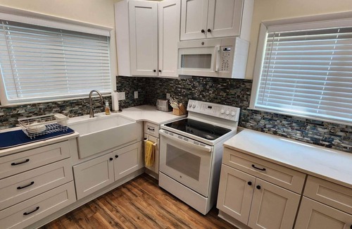 Shelbyville Casa | Remodel pet friendly home in town 1/2 mile from Lake Shelbyville.