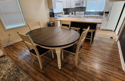 Shelbyville Casa | Remodel pet friendly home in town 1/2 mile from Lake Shelbyville.