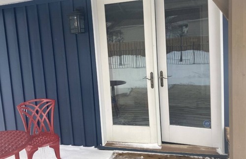 Niagara Falls Cabaña | Remodeled 1880 built Tiny Cottage with Skylights in Niagara Falls
