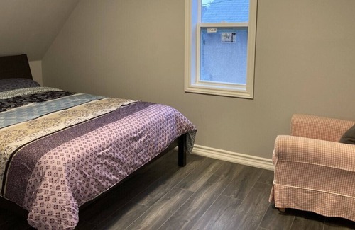 Niagara Falls Cabaña | Remodeled 1880 built Tiny Cottage with Skylights in Niagara Falls