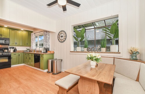 Vallejo Casa | ~ Remodeled 1918 California Craftsman on a Park ~