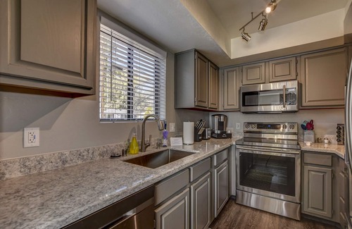 Prescott Condominio | ¡NUEVO! Remodelado condominio de 2 bd / 2 baños a solo 10 minutos a pie de la Plaza del Palacio de Justicia.