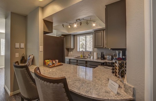 Prescott Condominio | ¡NUEVO! Remodelado condominio de 2 bd / 2 baños a solo 10 minutos a pie de la Plaza del Palacio de Justicia.