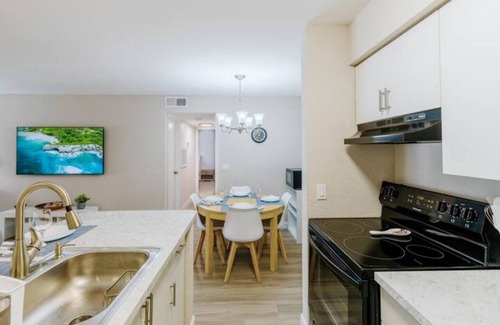Deerfield Beach Apartamento | Remodeled 2 bed grnd floor vacation apt ,7 minutes away From Beach!