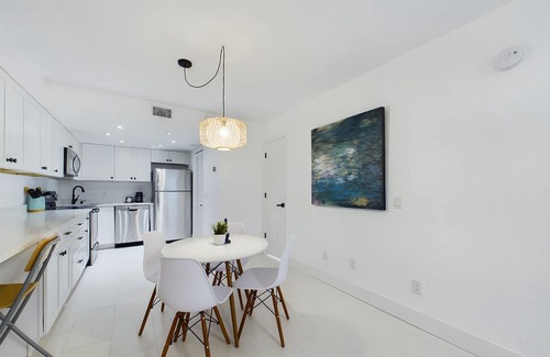 Cape Caneveral Beach Gardens Condominio | Remodeled 2 Bedroom Condo in Royal Mansions Oceanfront Complex - Cape Canaveral!