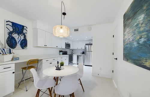 Cape Caneveral Beach Gardens Condominio | Remodeled 2 Bedroom Condo in Royal Mansions Oceanfront Complex - Cape Canaveral!