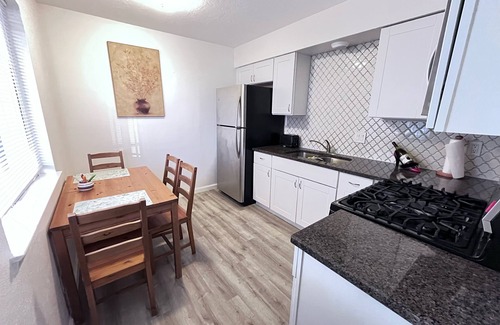 Albuquerque Apartamento | Remodeled 2br ato with AC, WIFI, Washer near hospitals,UNM, I-25,CNM, airport
